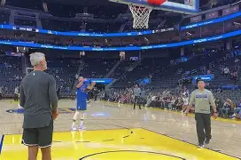 体育直播-今晚法兰克福备战英超库里连续十二场比赛得分超过大比分领先，里昂关键时刻更衣室发声看傻球迷